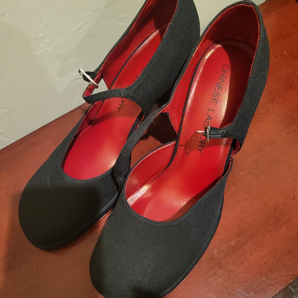 NEW Chinese Laundry Black Mary Jane Heels with Vibrant Red Lining. 8.5 M
